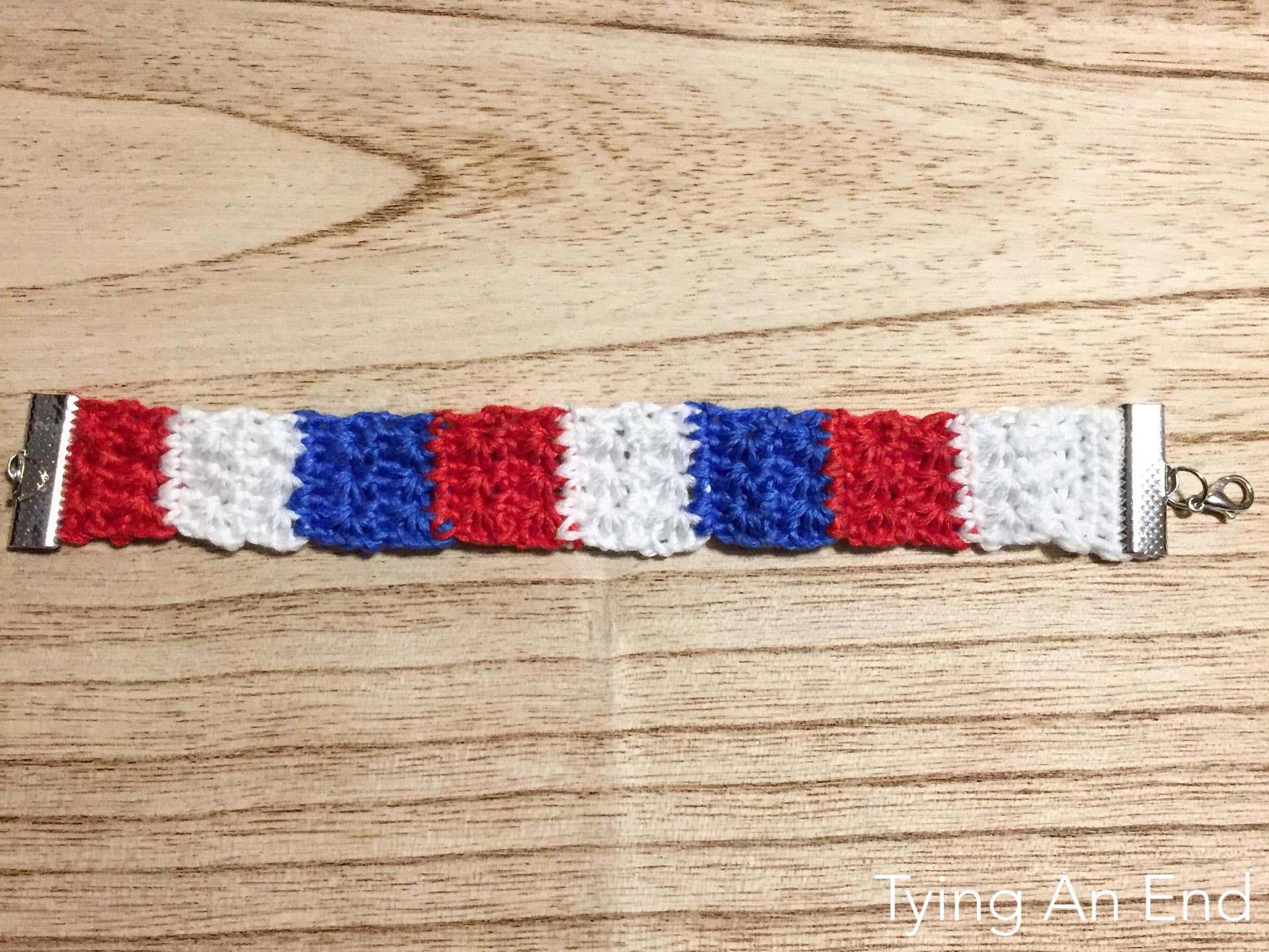 [Free Crochet Pattern] Would you like patriotic accessory? Easy bracelet pattern to make! Patriotic Star Bracelet by Tying An End