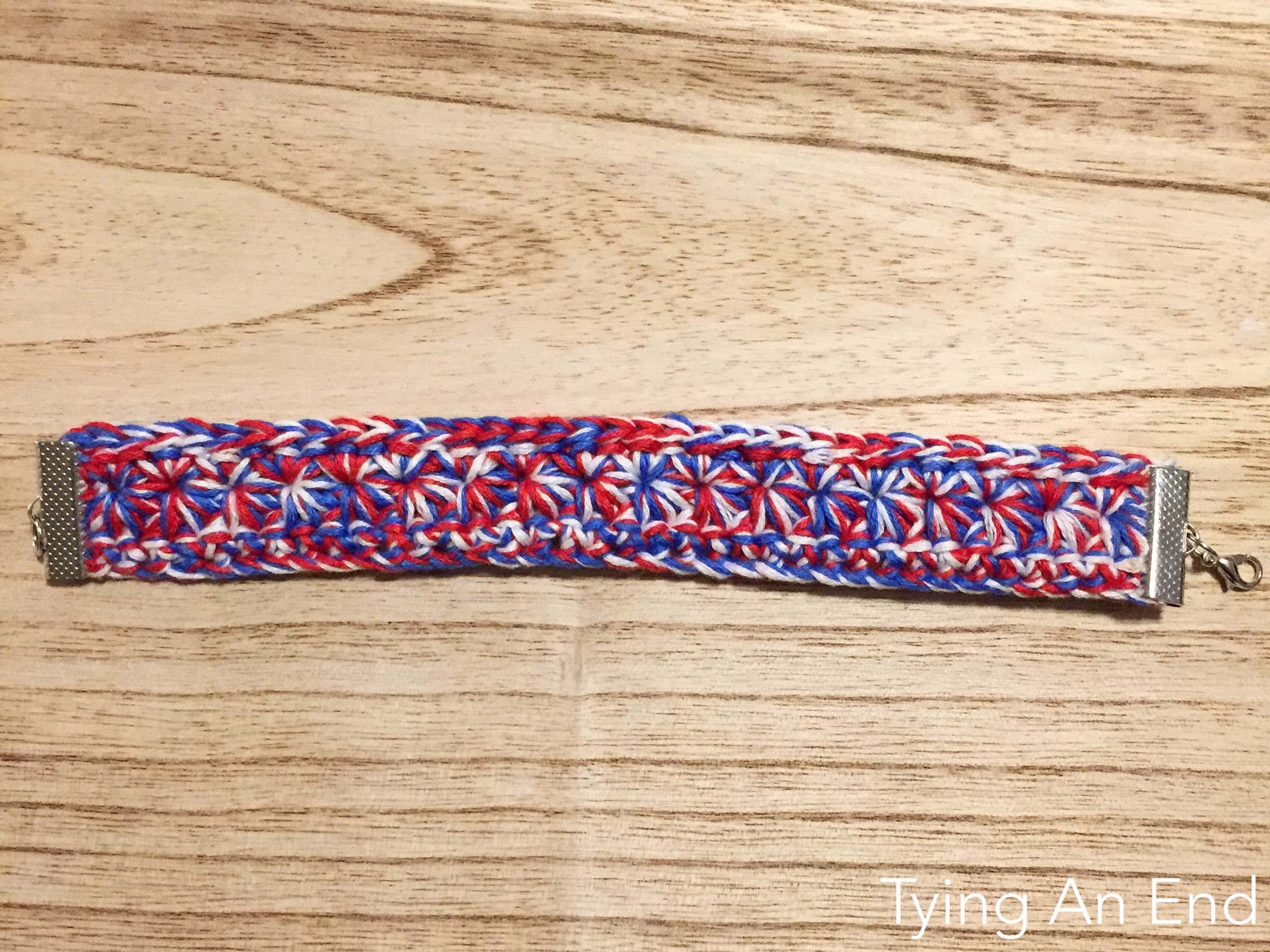 [Free Crochet Pattern] Would you like patriotic accessory? Easy bracelet pattern to make! Mixed Star Bracelet by Tying An End