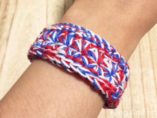 [Free Crochet Pattern] Would you like patriotic accessory? Easy bracelet pattern to make! Mixed Star Bracelet by Tying An End