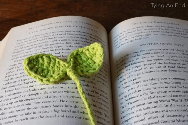 [Free Crochet Pattern] Cute little leaves to guide your reading! Budding Leaf Bookmark by Tying An End