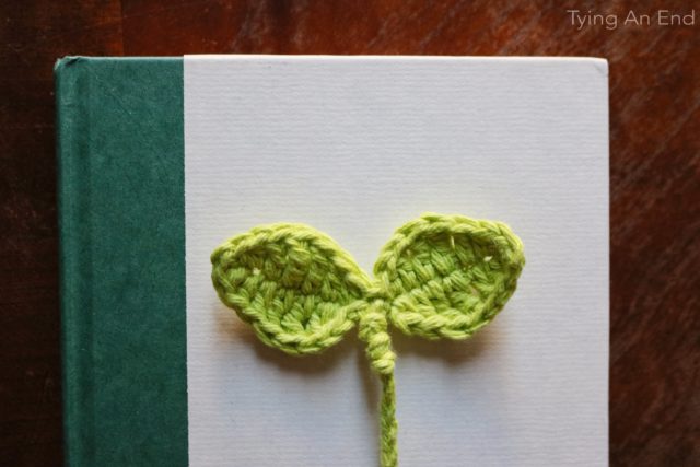 [Free Crochet Pattern] Cute little leaves to guide your reading! Budding Leaf Bookmark by Tying An End