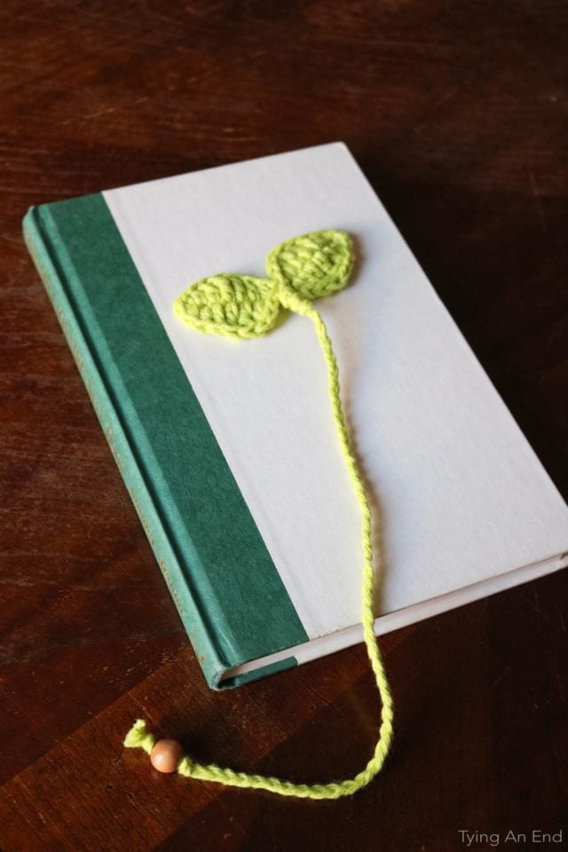 [Free Crochet Pattern] Cute little leaves to guide your reading! Budding Leaf Bookmark by Tying An End