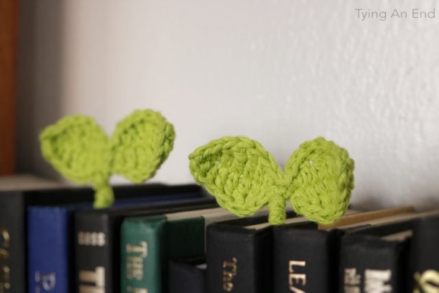 [Free Crochet Pattern] Cute little leaves to guide your reading! Budding Leaf Bookmark by Tying An End