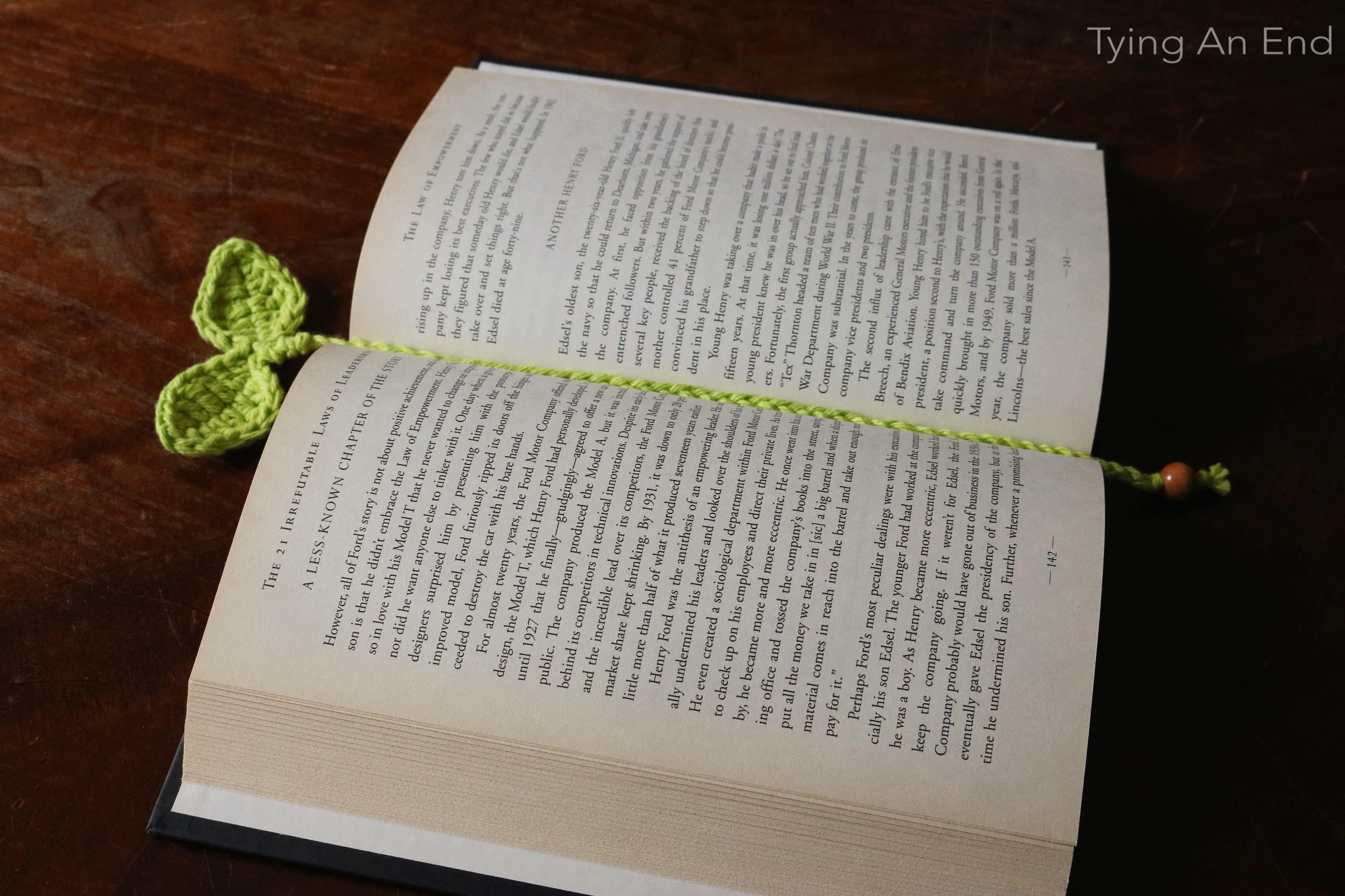 [Free Crochet Pattern] Cute little leaves to guide your reading! Budding Leaf Bookmark by Tying An End