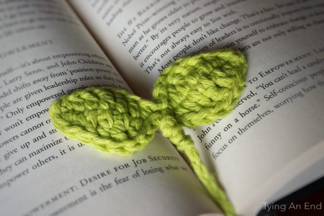 [Free Crochet Pattern] Cute little leaves to guide your reading! Budding Leaf Bookmark by Tying An End