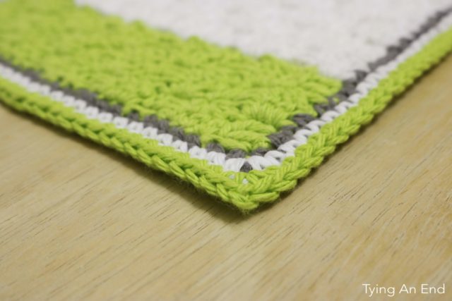 [Free Crochet Pattern] We were all waiting for beautiful spring weather to come after long cold winter. Warm yourself up from both inside and outside with this cute bath mat! Hello Spring Bath Mat by Tying An End