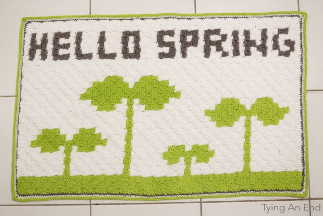 [Free Crochet Pattern] We were all waiting for beautiful spring weather to come after long cold winter. Warm yourself up from both inside and outside with this cute bath mat! Hello Spring Bath Mat by Tying An End