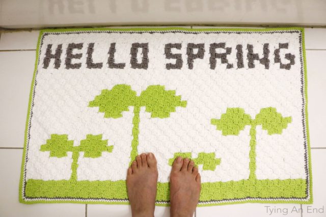 [Free Crochet Pattern] We were all waiting for beautiful spring weather to come after long cold winter. Warm yourself up from both inside and outside with this cute bath mat! Hello Spring Bath Mat by Tying An End