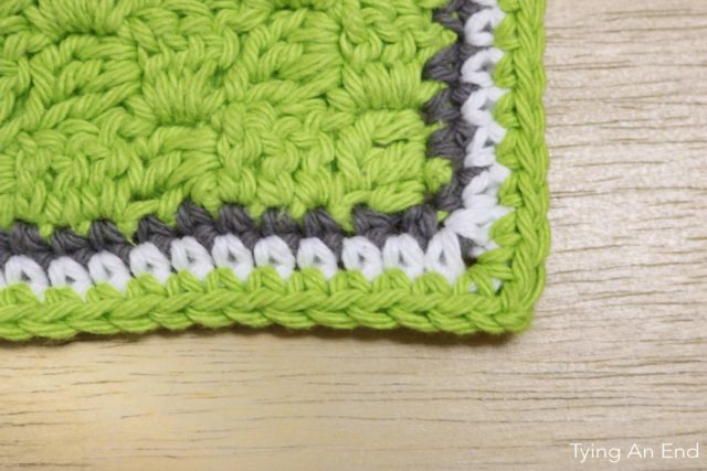 [Free Crochet Pattern] We were all waiting for beautiful spring weather to come after long cold winter. Warm yourself up from both inside and outside with this cute bath mat! Hello Spring Bath Mat by Tying An End