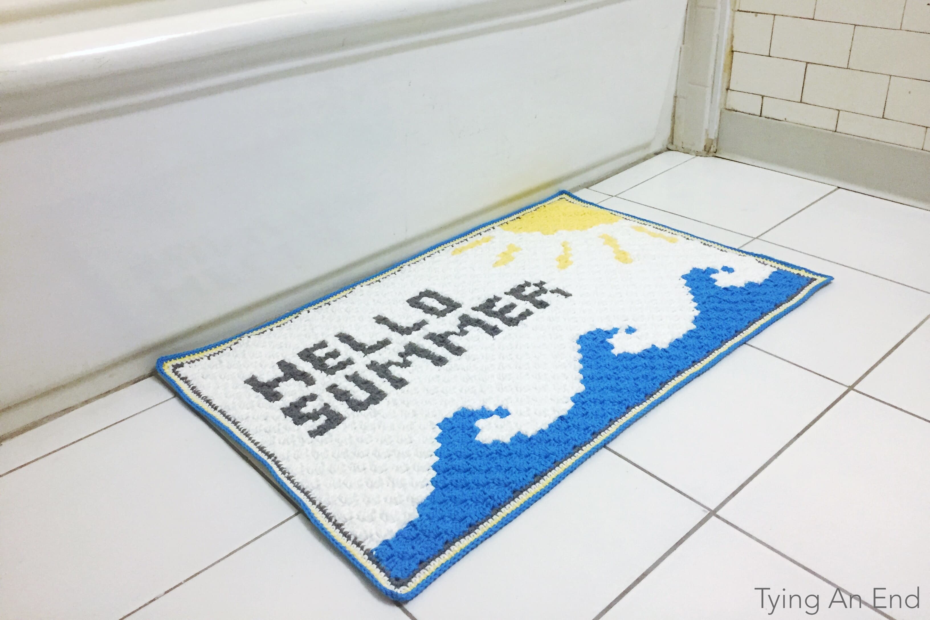 [Free Crochet Pattern] Summer is still here! Small reminder from your bathroom! Hello Summer Bath Mat by Tying An End