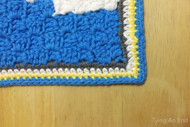 [Free Crochet Pattern] Summer is still here! Small reminder from your bathroom! Hello Summer Bath Mat by Tying An End