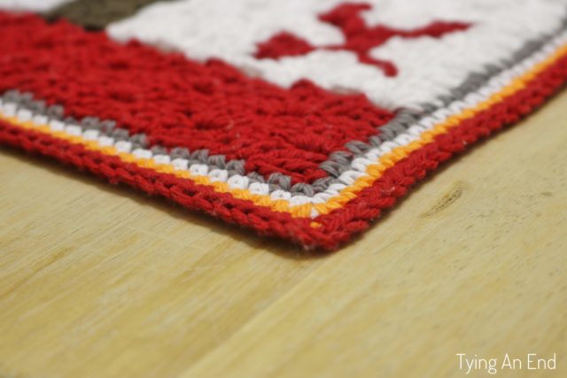 [Free Crochet Pattern] If autumn is your favorite weather, this would be perfect project! Even if there's no window or poor view of outside from your bathroom, you still can feel autumn! Hello Autumn Bath Mat by Tying An End