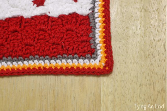 [Free Crochet Pattern] If autumn is your favorite weather, this would be perfect project! Even if there's no window or poor view of outside from your bathroom, you still can feel autumn! Hello Autumn Bath Mat by Tying An End