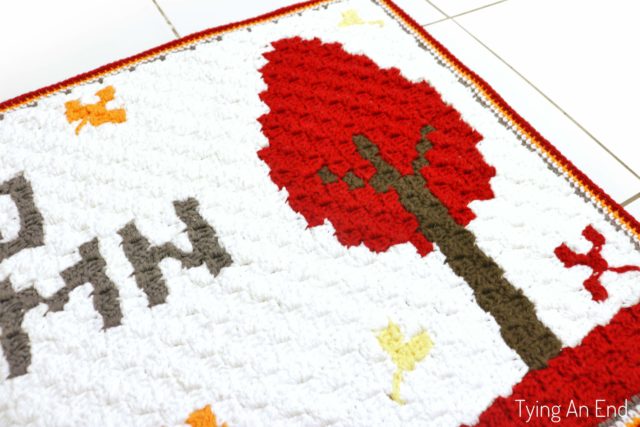 [Free Crochet Pattern] If autumn is your favorite weather, this would be perfect project! Even if there's no window or poor view of outside from your bathroom, you still can feel autumn! Hello Autumn Bath Mat by Tying An End