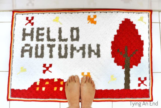 [Free Crochet Pattern] If autumn is your favorite weather, this would be perfect project! Even if there's no window or poor view of outside from your bathroom, you still can feel autumn! Hello Autumn Bath Mat by Tying An End