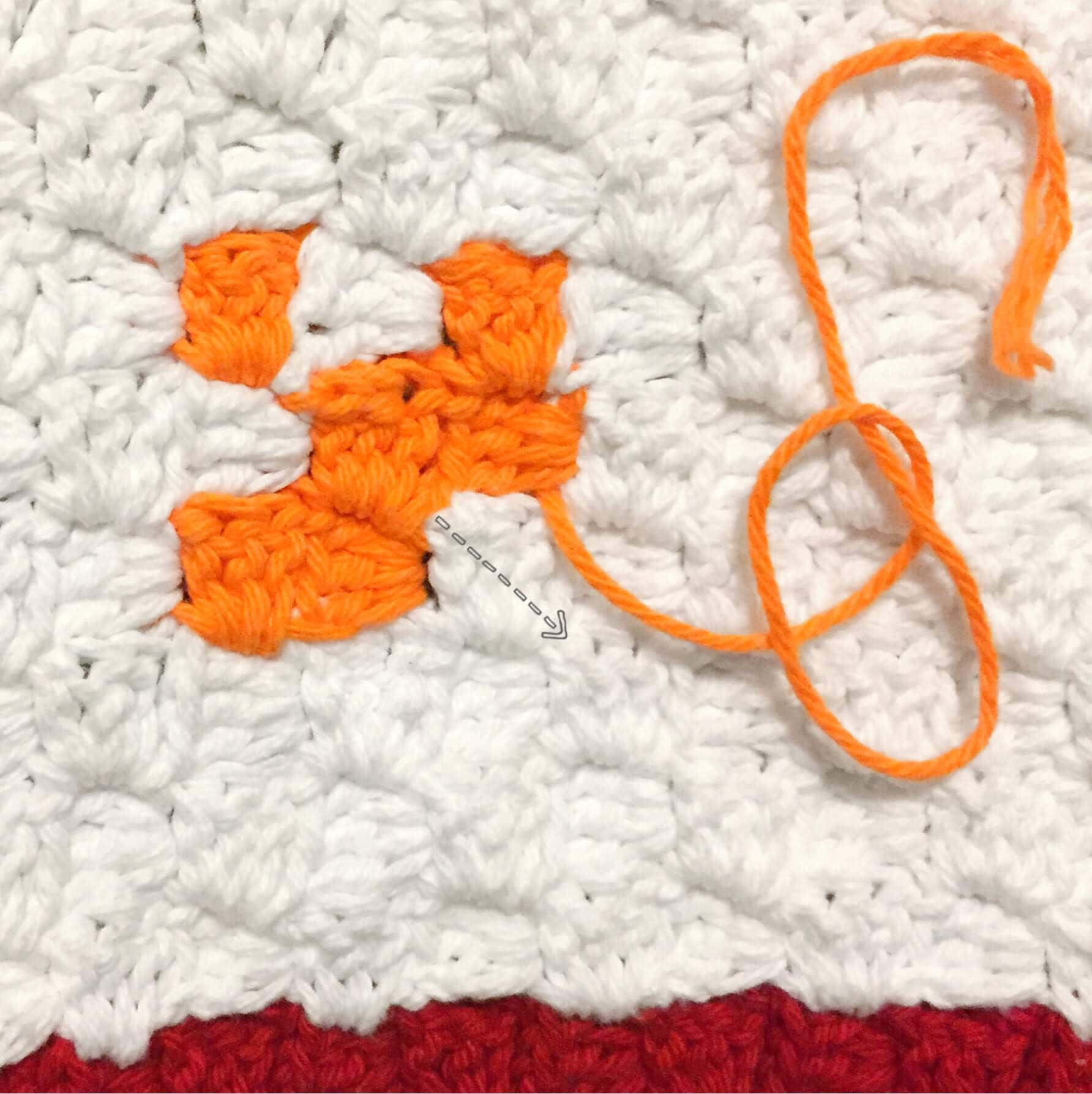 [Free Crochet Pattern] If autumn is your favorite weather, this would be perfect project! Even if there's no window or poor view of outside from your bathroom, you still can feel autumn! Hello Autumn Bath Mat by Tying An End